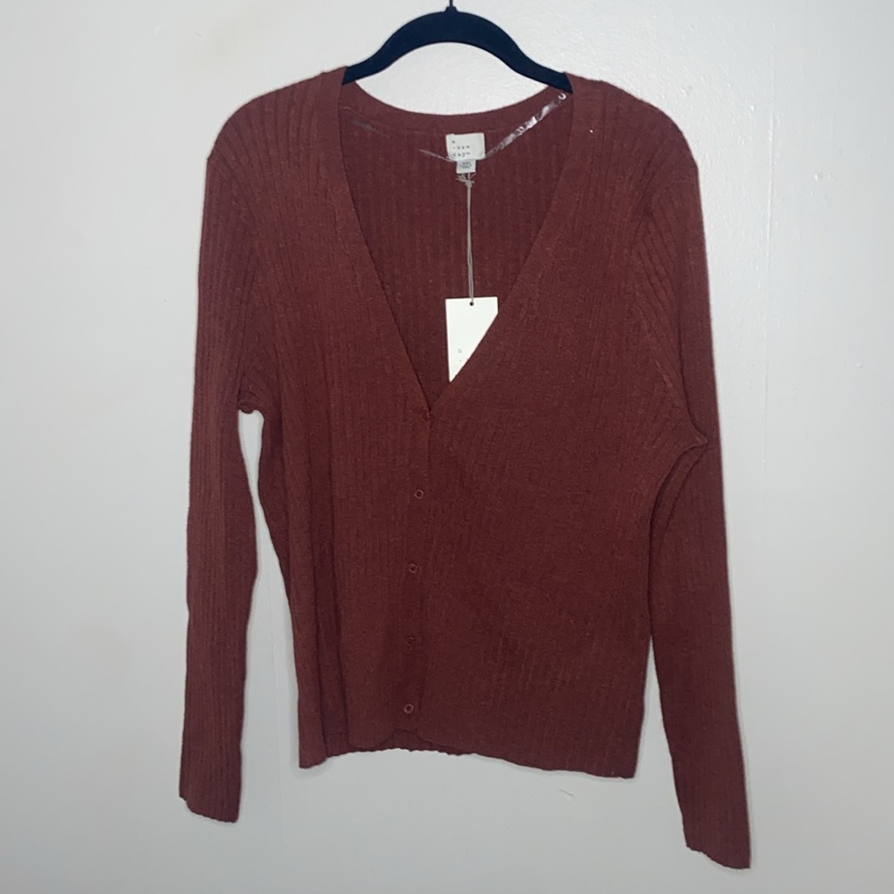 🛍️Adorable NWT Women's Fine Gauge Ribbed Button up Cardigan! - Picture 2 of 8